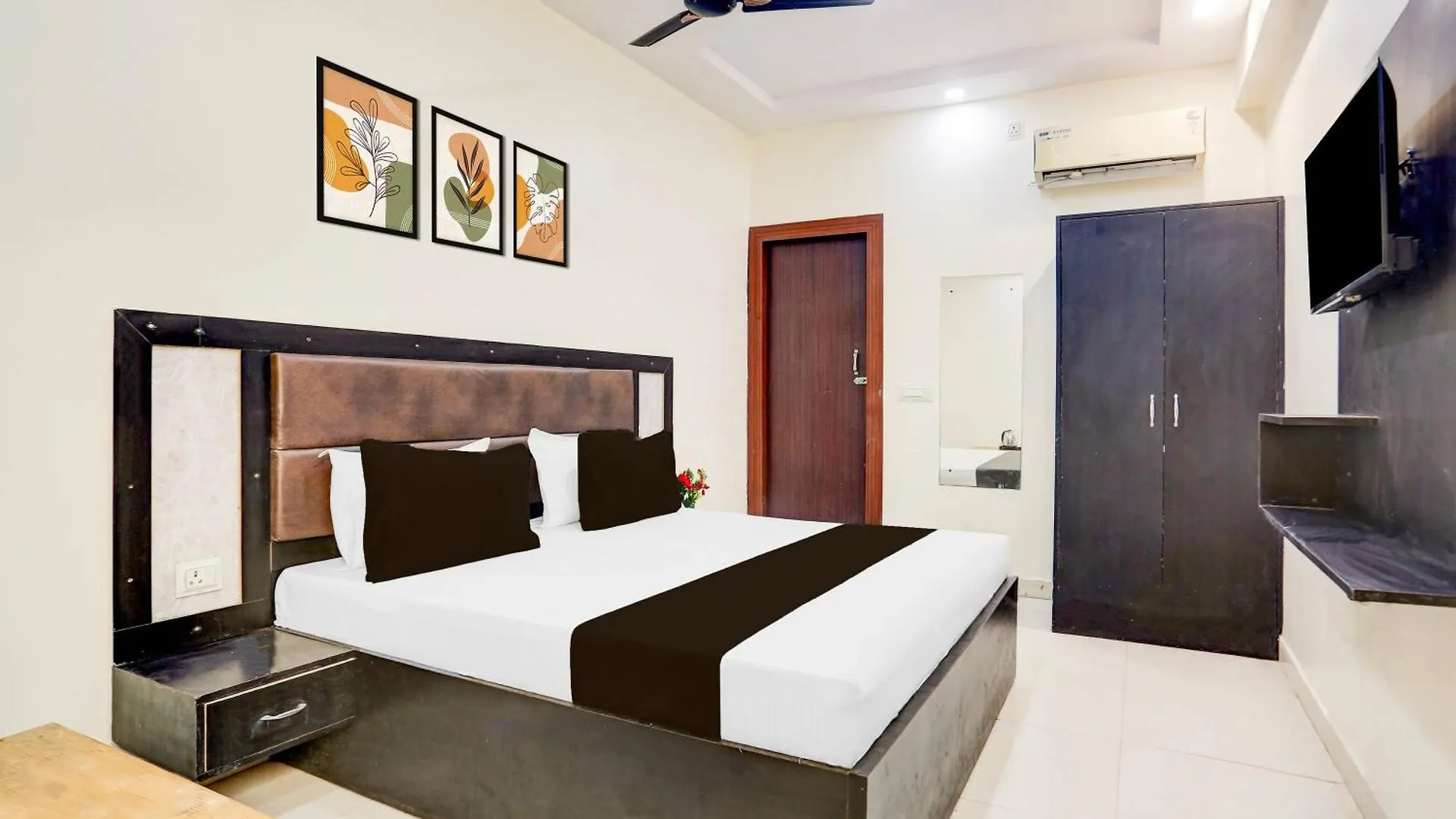 Super Hotel O The Elite Inn Tajganj 3*,