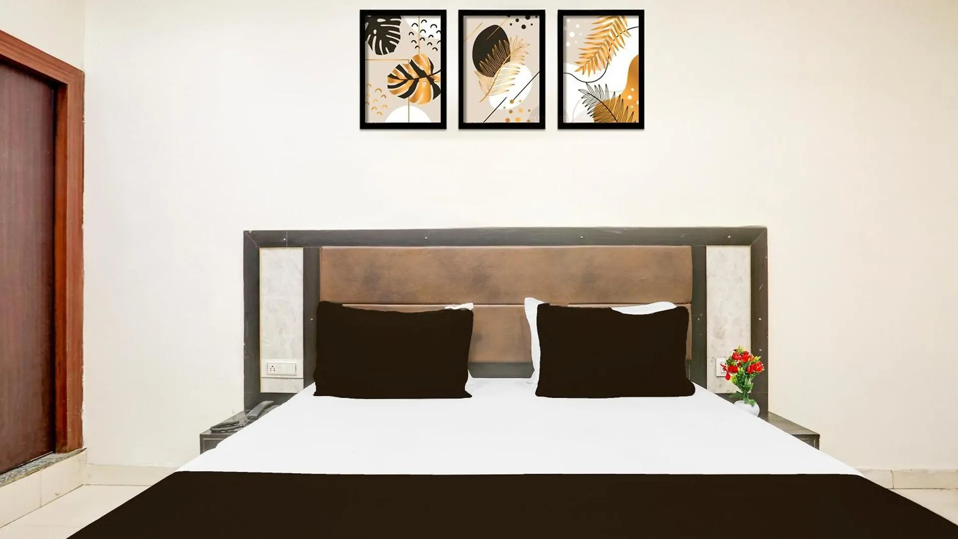 Super Hotel O The Elite Inn Tajganj 3*,  India