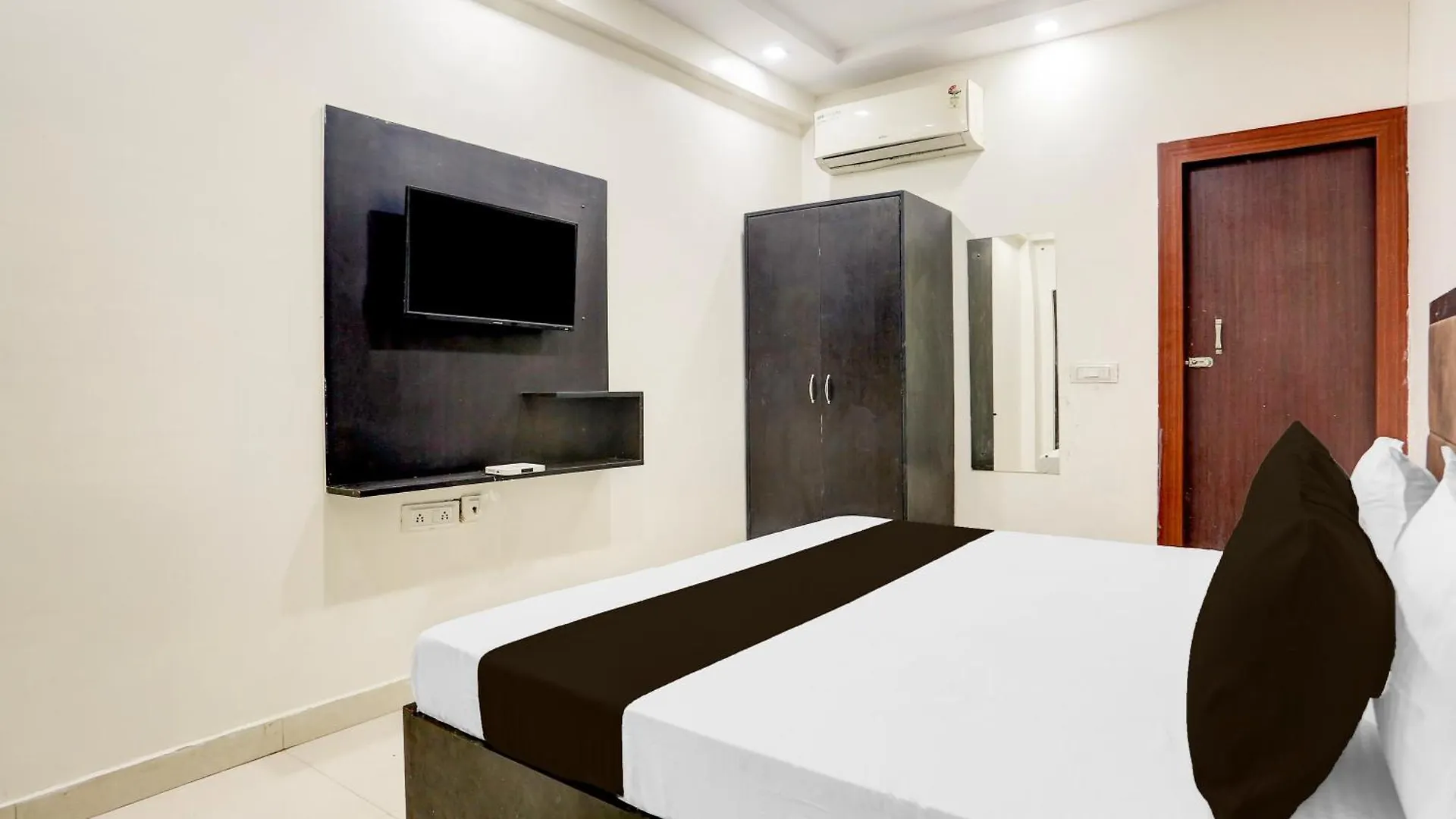 Super Hotel O The Elite Inn Tajganj